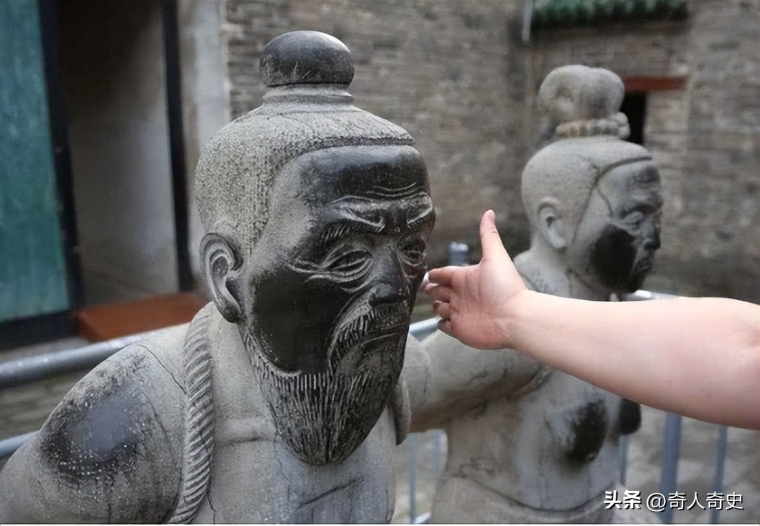 岳飞墓前跪五个人是谁 秦桧岳飞真实的历史