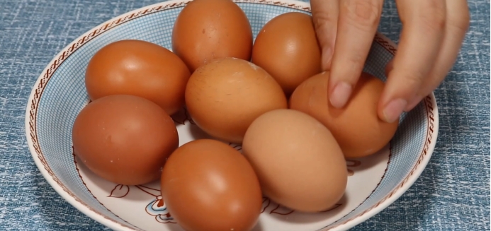 煮鸡蛋需要几分钟 沸水煮鸡蛋需要几分钟