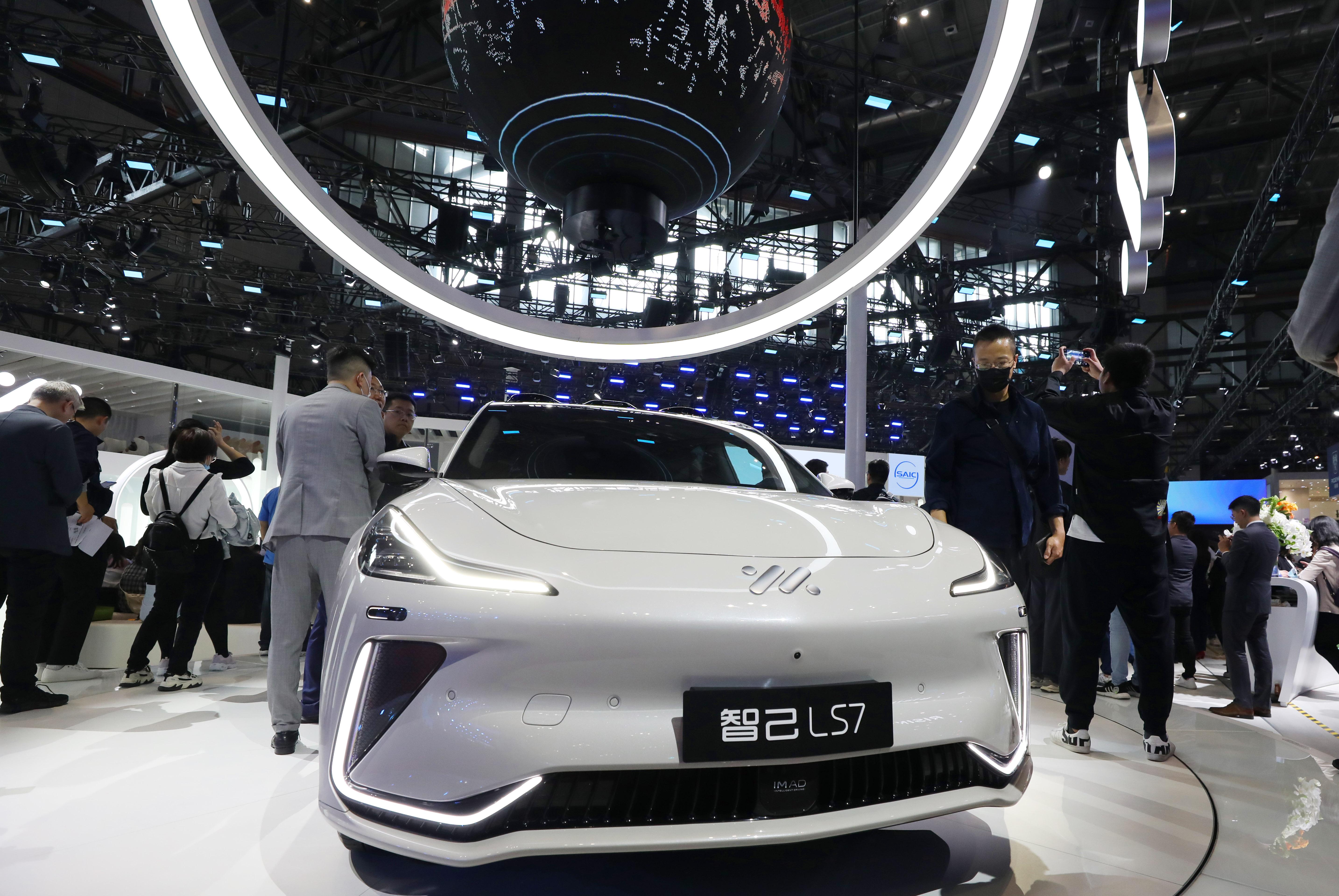 新华全媒 |2023上海车展观察之二：汽车加速演变，正成为智能“大号终端”