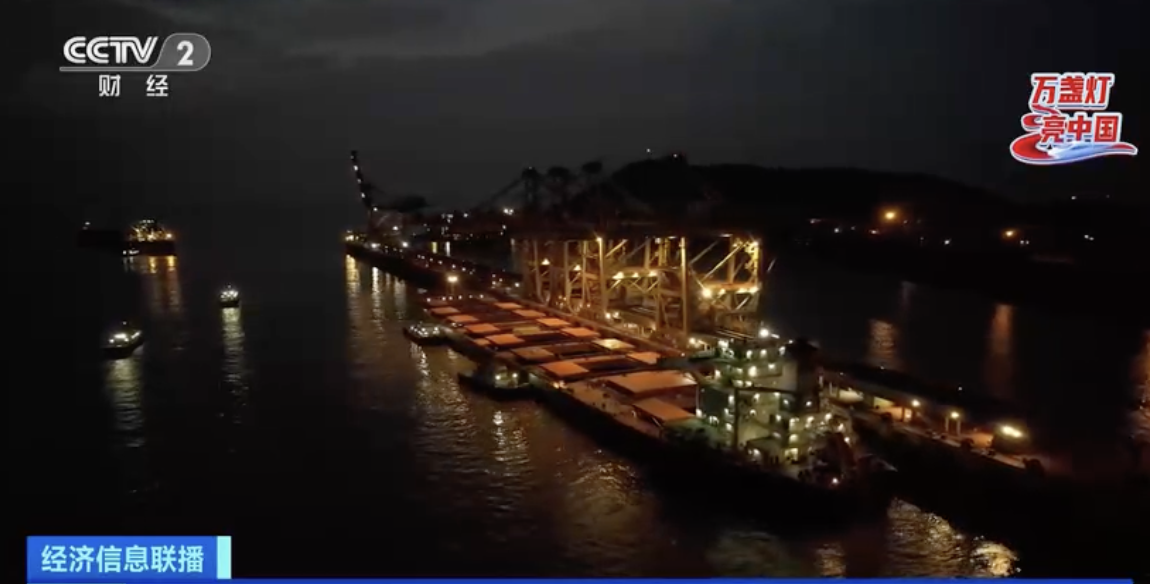 万盏灯亮中国丨一平方公里小岛每年铁矿石吞吐量超5000万吨！海港上的护航人：驯服风浪 扬帆远航