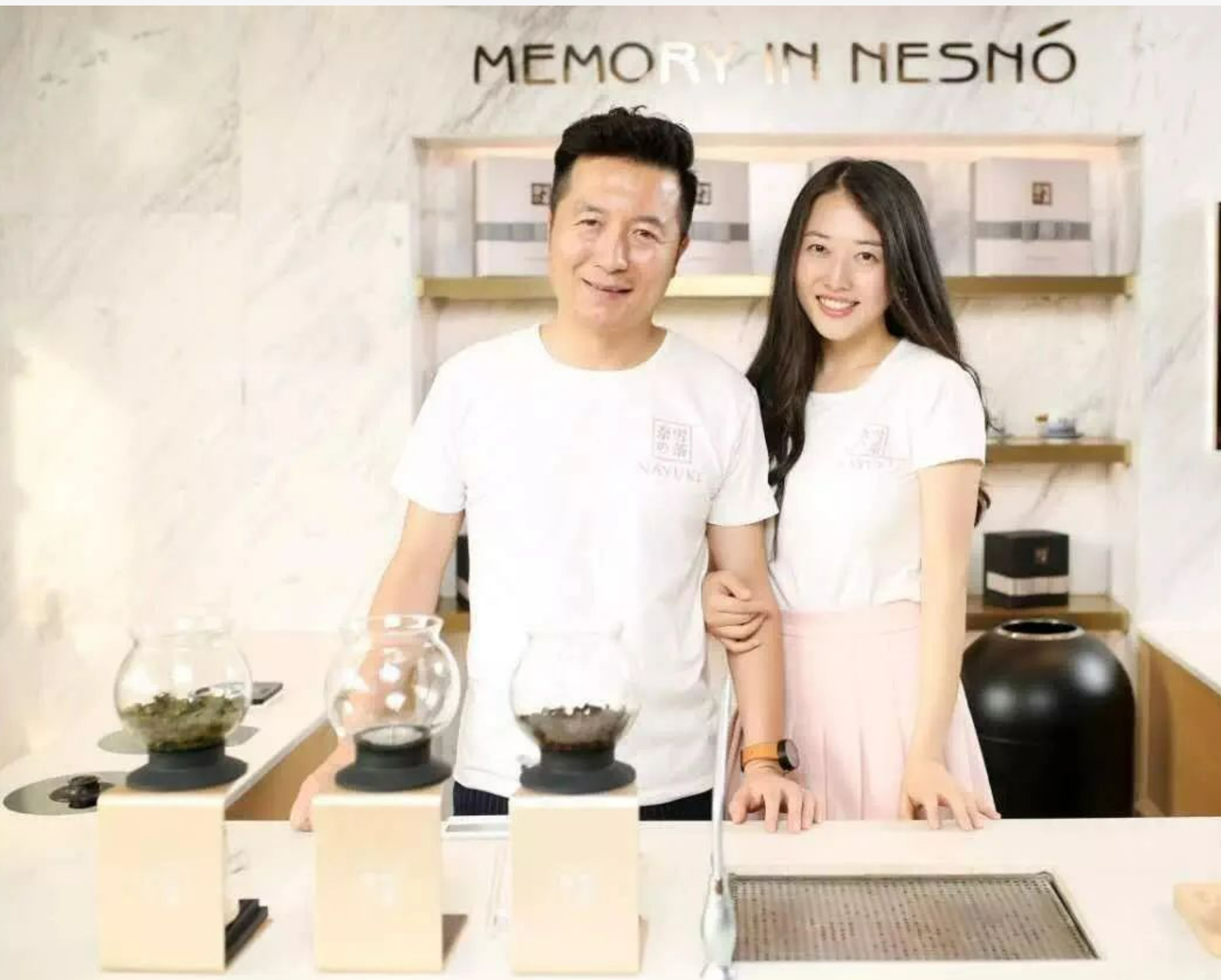 2个湖北荆州姑娘，来到广东，1人靠锂电池1人卖奶茶，登上富豪榜