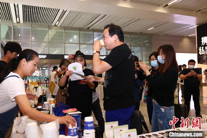 沪滇“牵手豆”为旅客提供“抵达上海的第一杯咖啡”