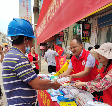 水洞底镇开展城乡居民基本养老保险、医疗保险政策宣传