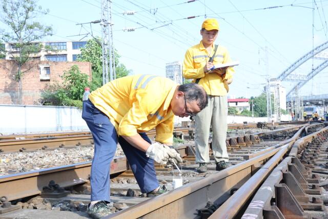 钢轨“大夫”挥汗体检铁路