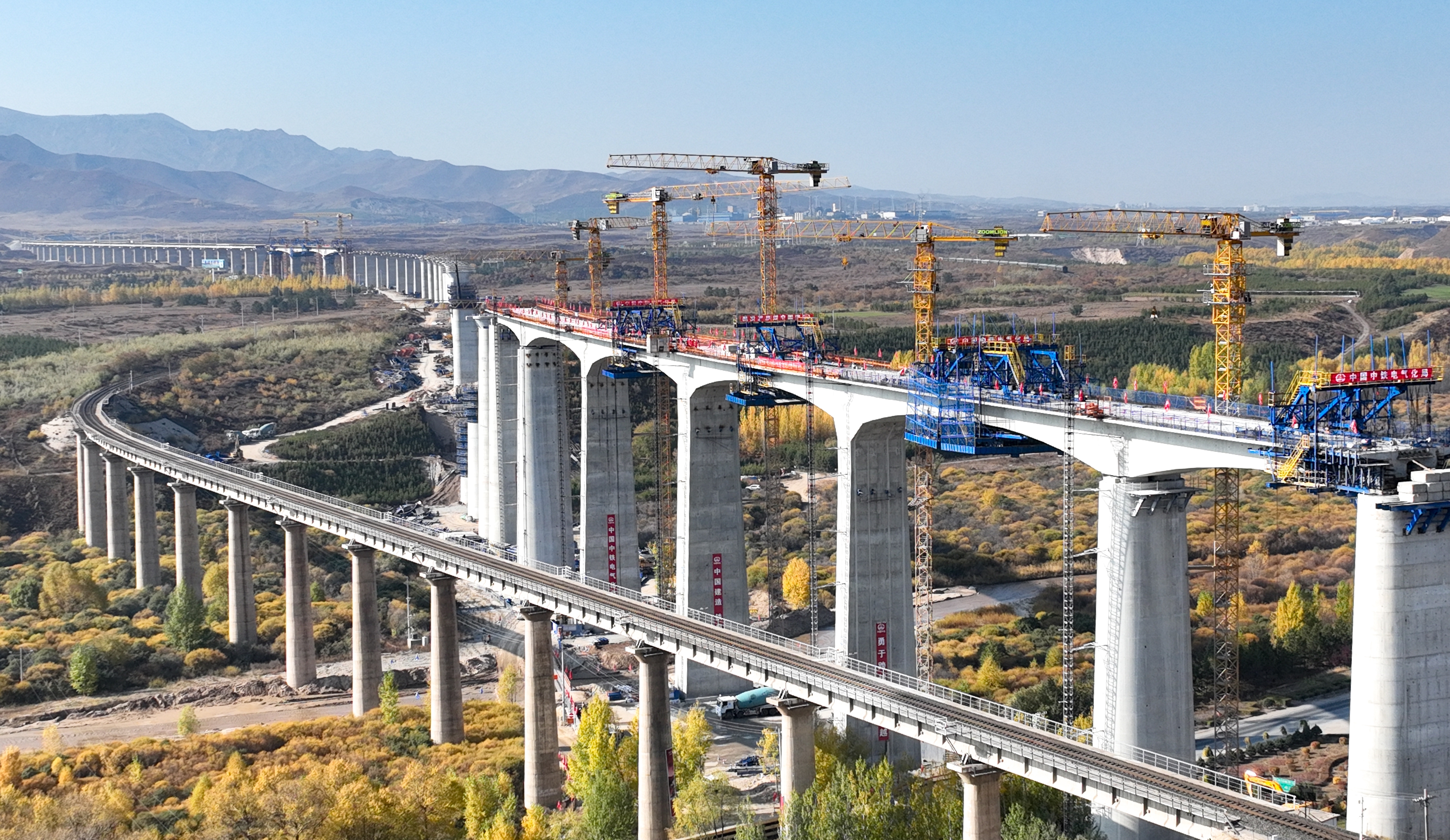 （经济）集通铁路电气化改造工程最大跨度刚构连续梁合龙