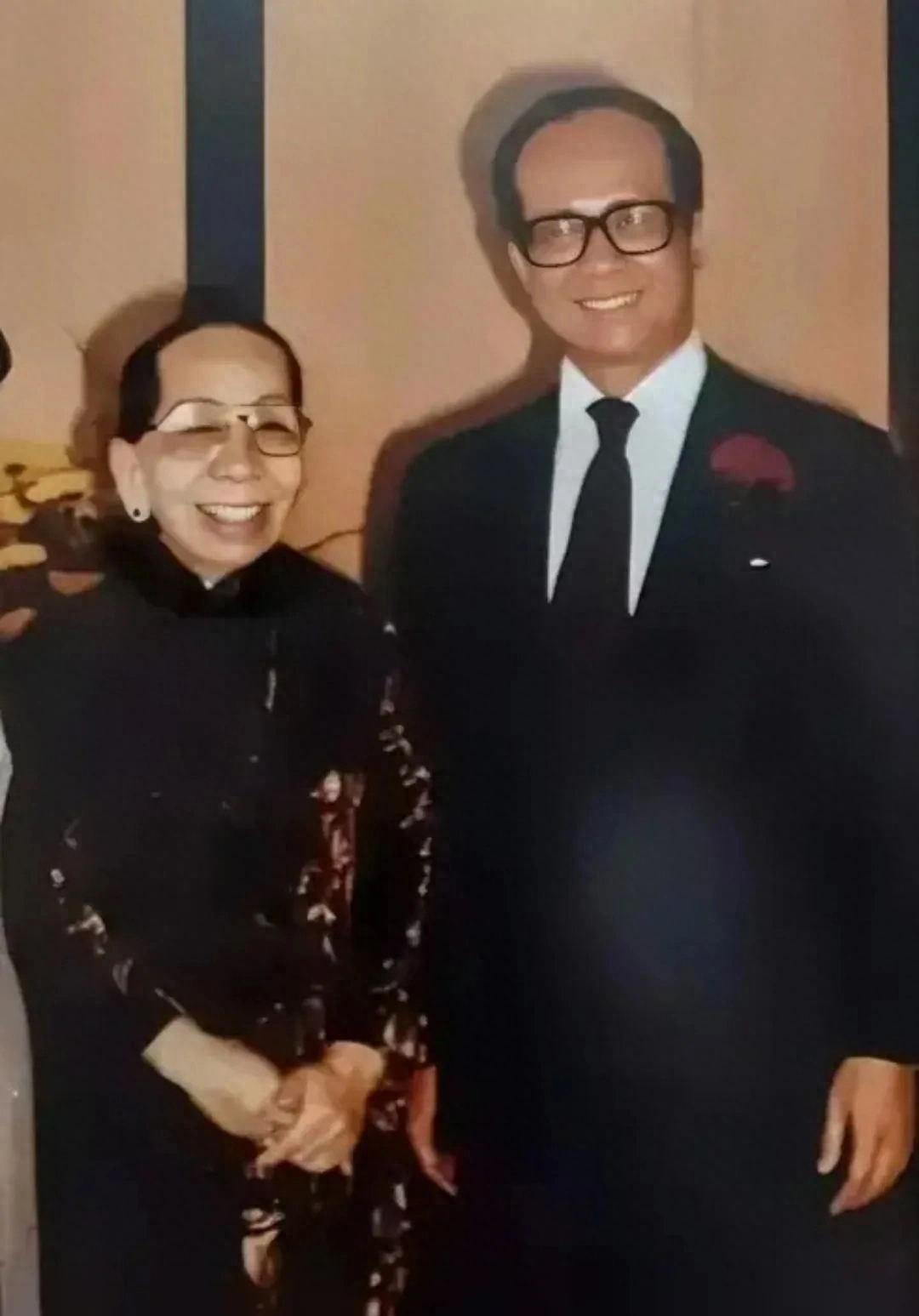 70年代，李嘉诚和母亲，一张罕见留影，看大耳垂就知道是有福之人