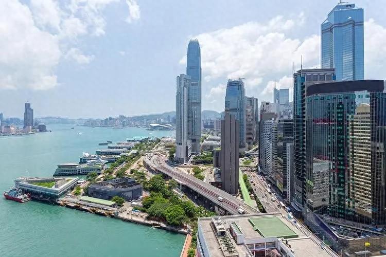 香港这栋楼年收租40多亿，顶上40多个万达广场，背后有两大豪门