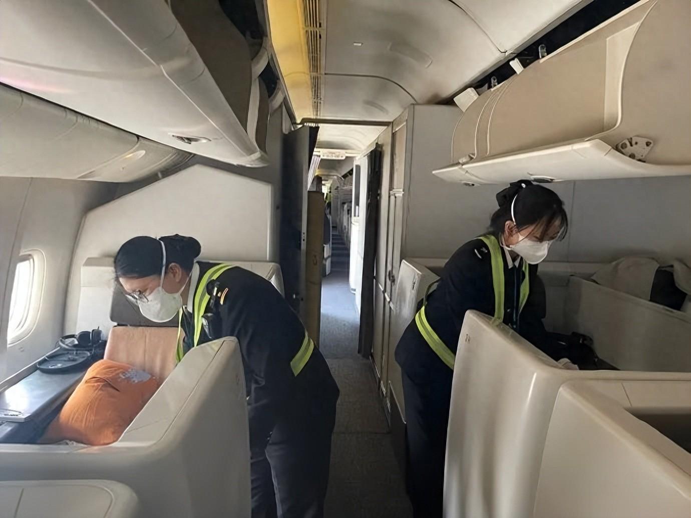 北京海关在一入境航班客舱内捕获一只活体蝙蝠