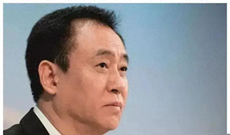 杨惠妍公开转移64亿，辞去董事长职务：恶劣行径超越许家印？