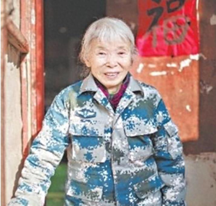 2018年，湖北农妇去银行转账，办业务时行长报警，民警却对她敬礼
