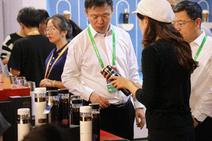 进博会上，“中国的杯子”吸引了全球客商
