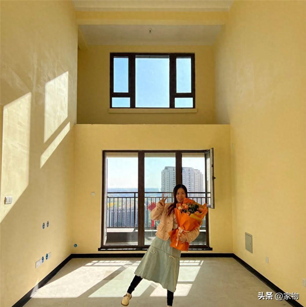 辽宁23岁姑娘，买下“没人要”的顶楼，25㎡客厅挑空两层，真服了