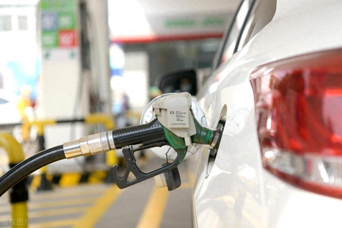 11月21日国内油价大幅下跌，调整后92汽油价格，猪价、尿素价如何
