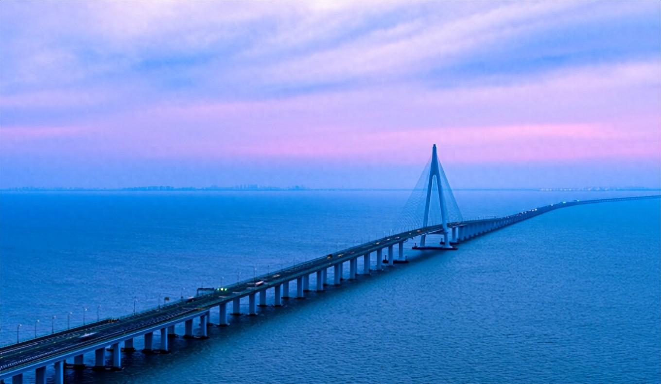 海水那么深，跨海大桥的桥墩是怎么建造的？看完佩服中国的基建