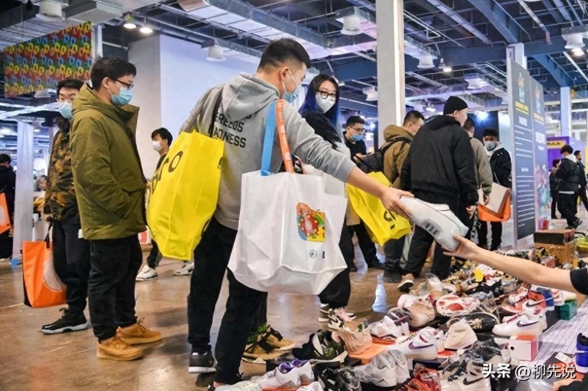 一年出货2亿双鞋，中国新的鞋业首富出现，身家超安踏、李宁老板