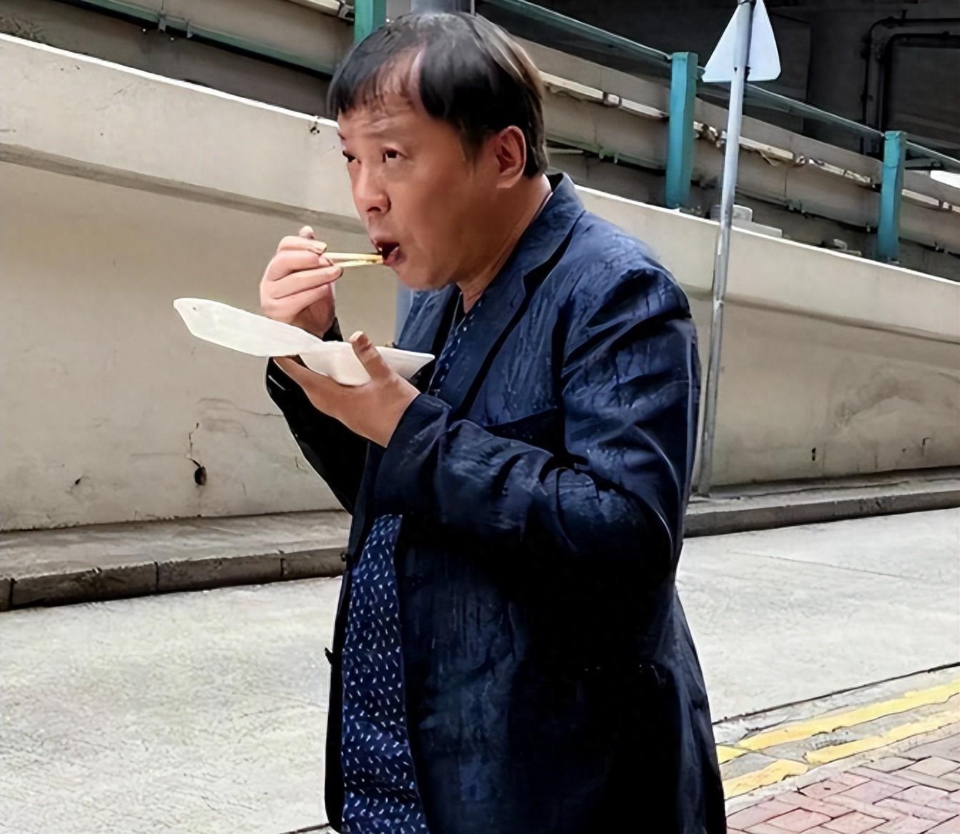 上海隐形富豪，坐拥380亿布局15家上市公司，却在街头站着吃盒饭