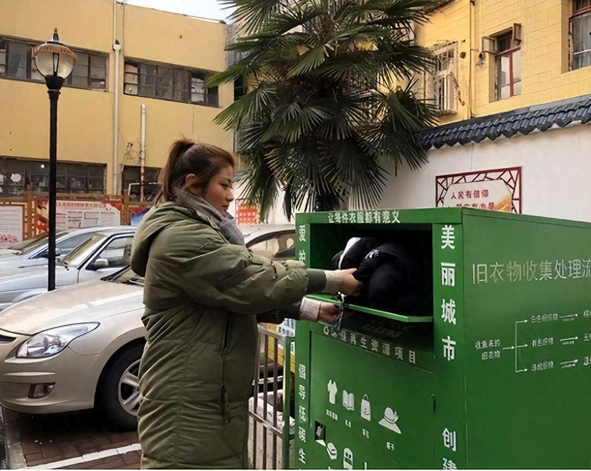 中国人捐赠的旧衣服，配送到非洲后成啥样了，看完你还会捐吗