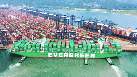 中国这艘巨型货轮，拉的集装箱首尾相连可以从深圳一路连到广州！