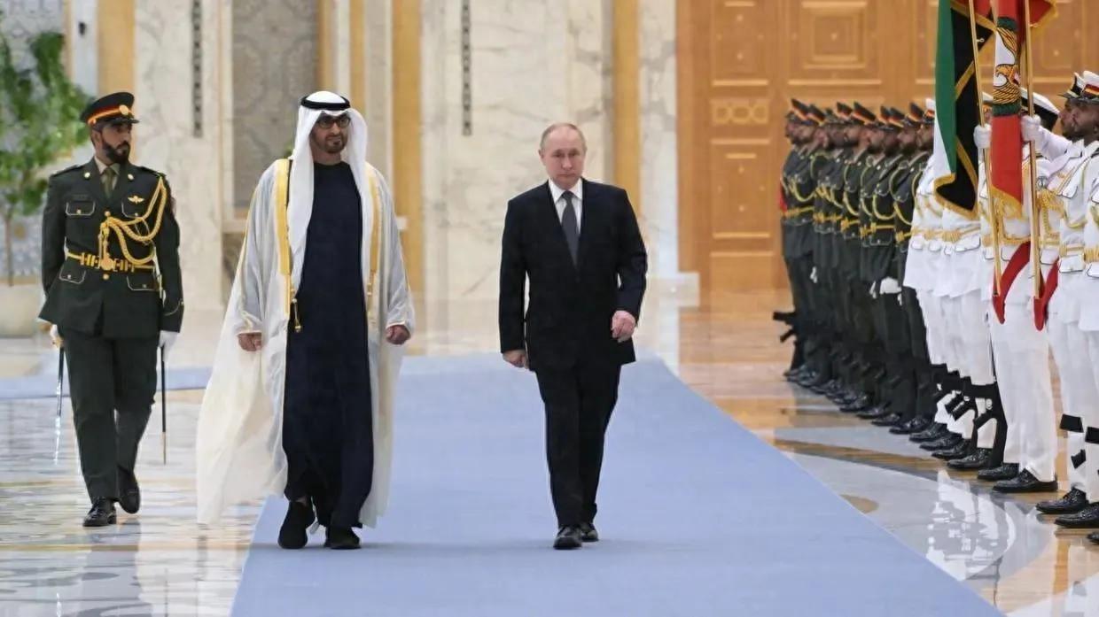 普京突访阿联酋，劝它一起减产石油，石油大战不能让美国赢