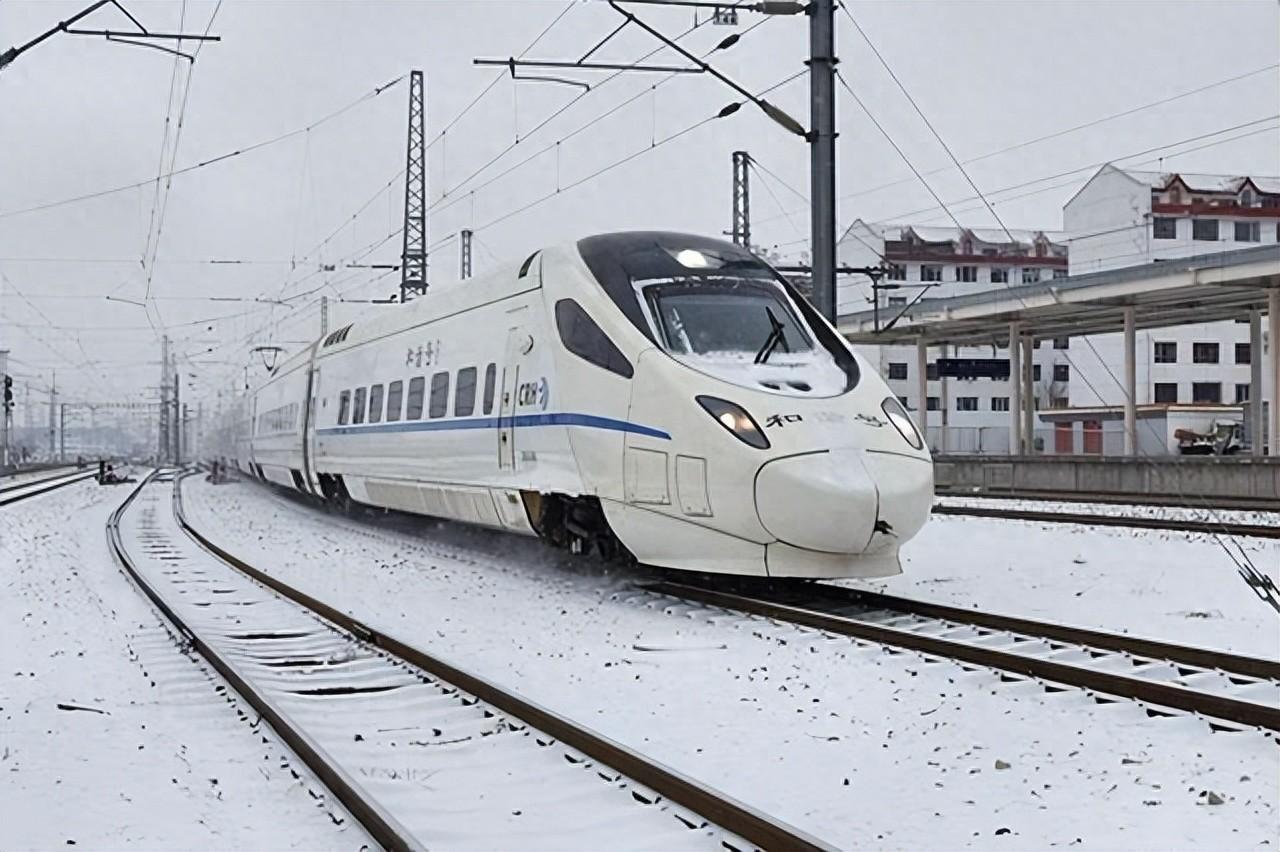 河南遭遇特大暴雪，影响京广高铁及多种公共交通运输服务