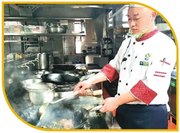 厨师石陈万：桂林餐饮业复苏了，我也涨工资了