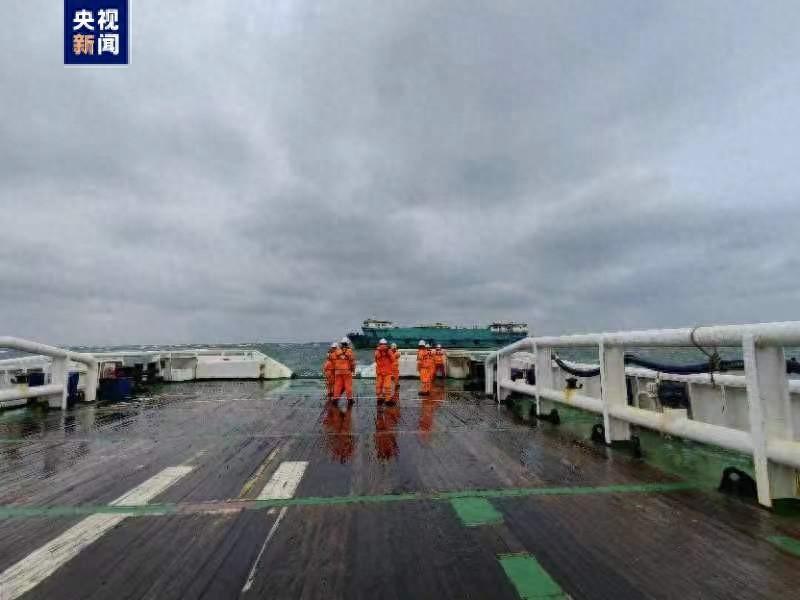 北部湾一渔船强寒潮中走锚遇险 救助船成功救助5人