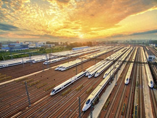 为什么只有中国在大力发展高铁和电动车